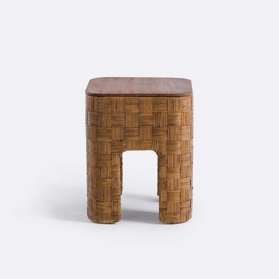 AM.PM Nachttisch aus massivem Teakholz und Rattangeflecht  