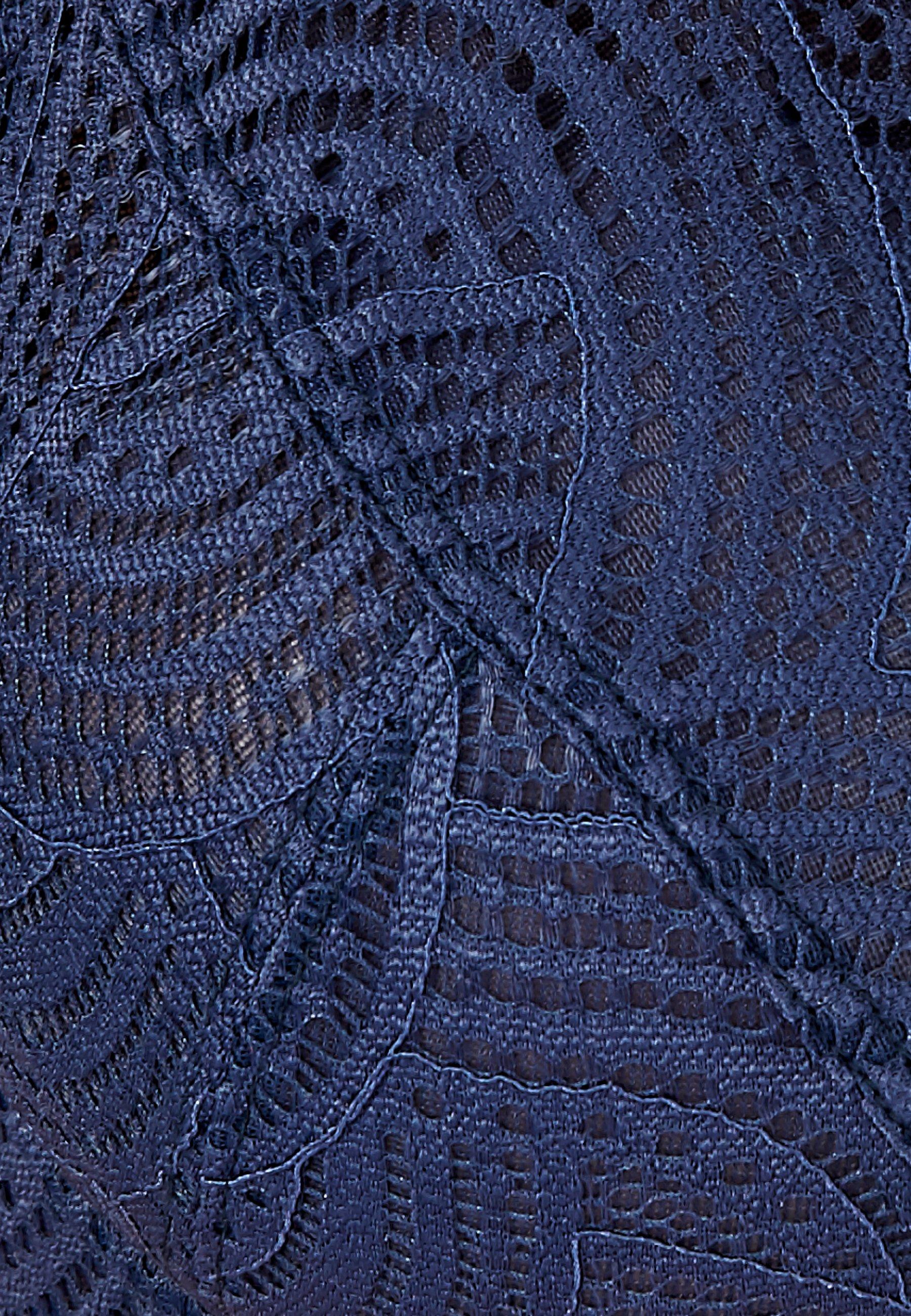 Damart  Soutien-gorge à armatures forme foulard. 
