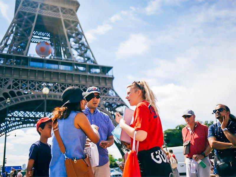 Smartbox  Besuch des Eiffelturms, Bootsfahrt auf der Seine und Eintritt in den Louvre für 2 Erwachsene und 1 Kind - Geschenkbox 