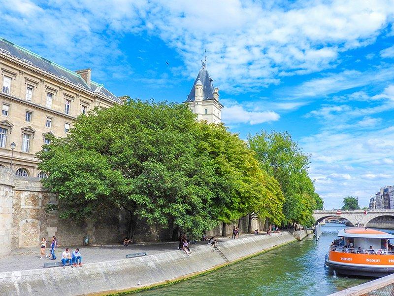 Smartbox  Besuch des Eiffelturms, Bootsfahrt auf der Seine und Eintritt in den Louvre für 2 Erwachsene und 1 Kind - Geschenkbox 