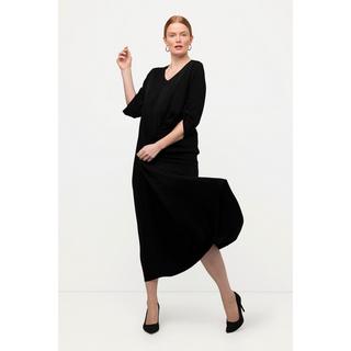 Ulla Popken  Robe avec base volantée. Ligne en A, col en V et manches 3/4. 