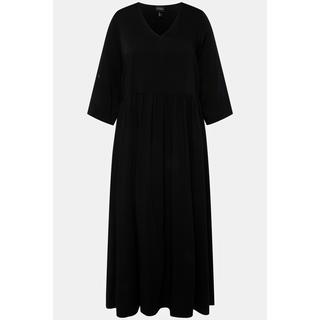 Ulla Popken  Robe avec base volantée. Ligne en A, col en V et manches 3/4. 