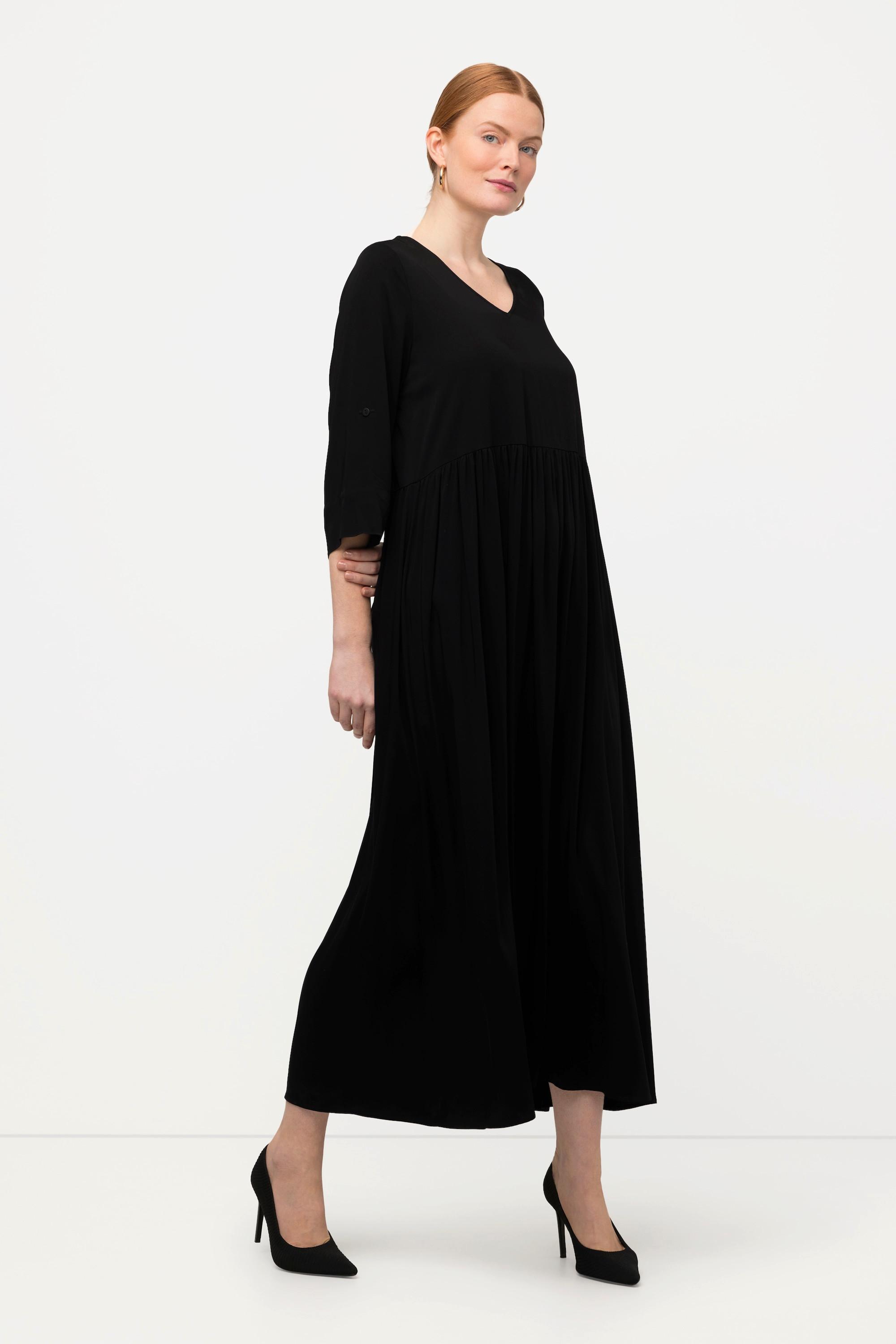 Ulla Popken  Robe avec base volantée. Ligne en A, col en V et manches 3/4. 