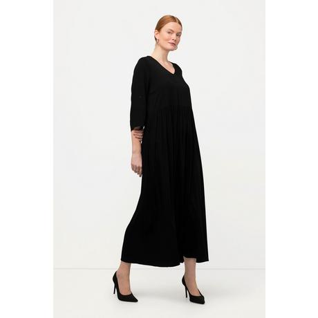 Ulla Popken  Robe avec base volantée. Ligne en A, col en V et manches 3/4. 