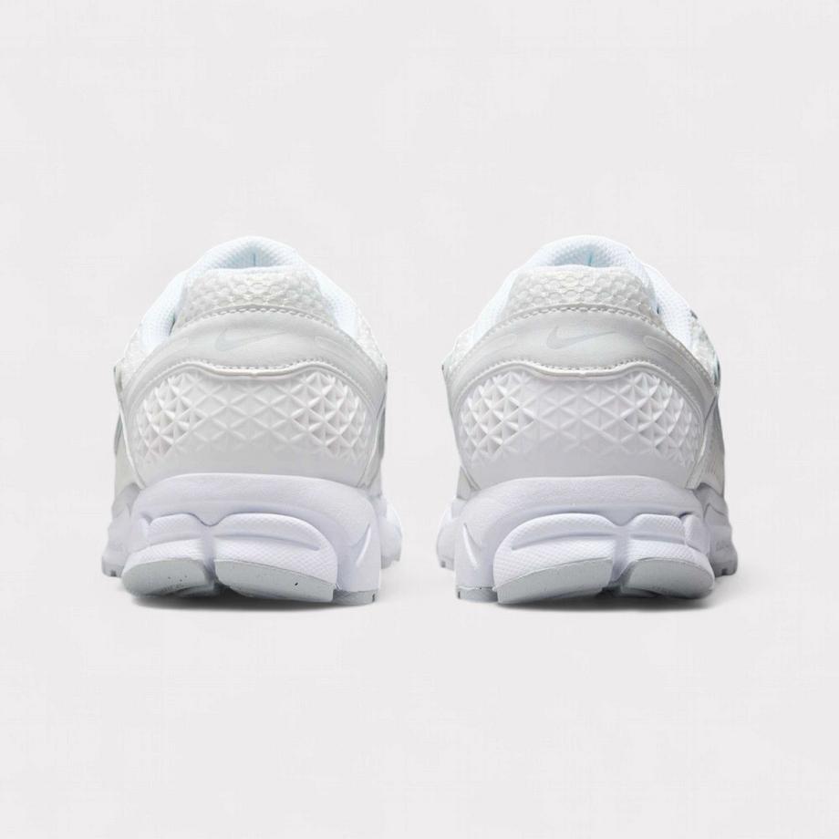 NIKE  Zoom Vomero 5 