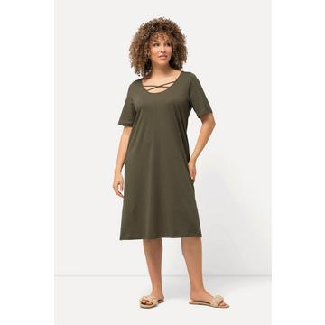 Robe trapèze en jersey. Décolleté rond et bandes fantaisie. Manches courtes