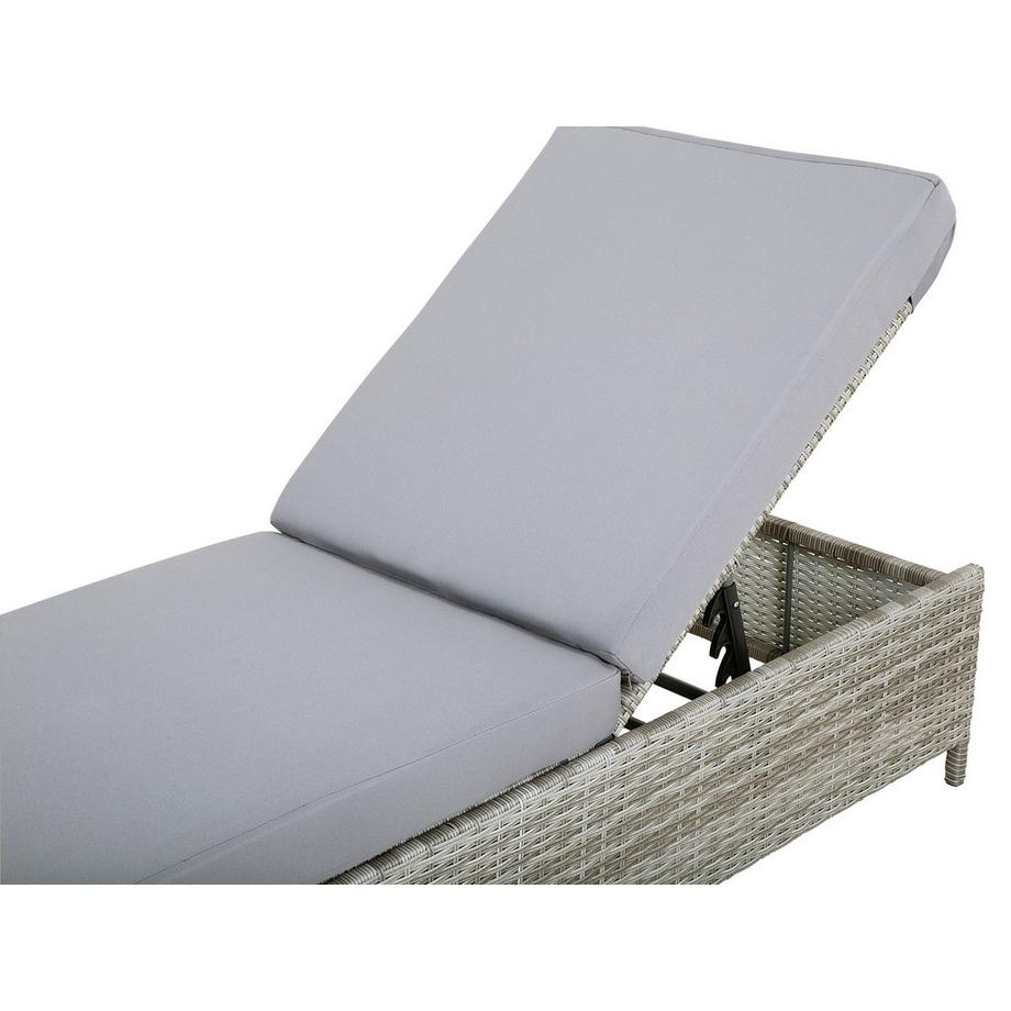 Beliani Sonnenliege mit Kissen aus PE Rattan Boho TURIN  