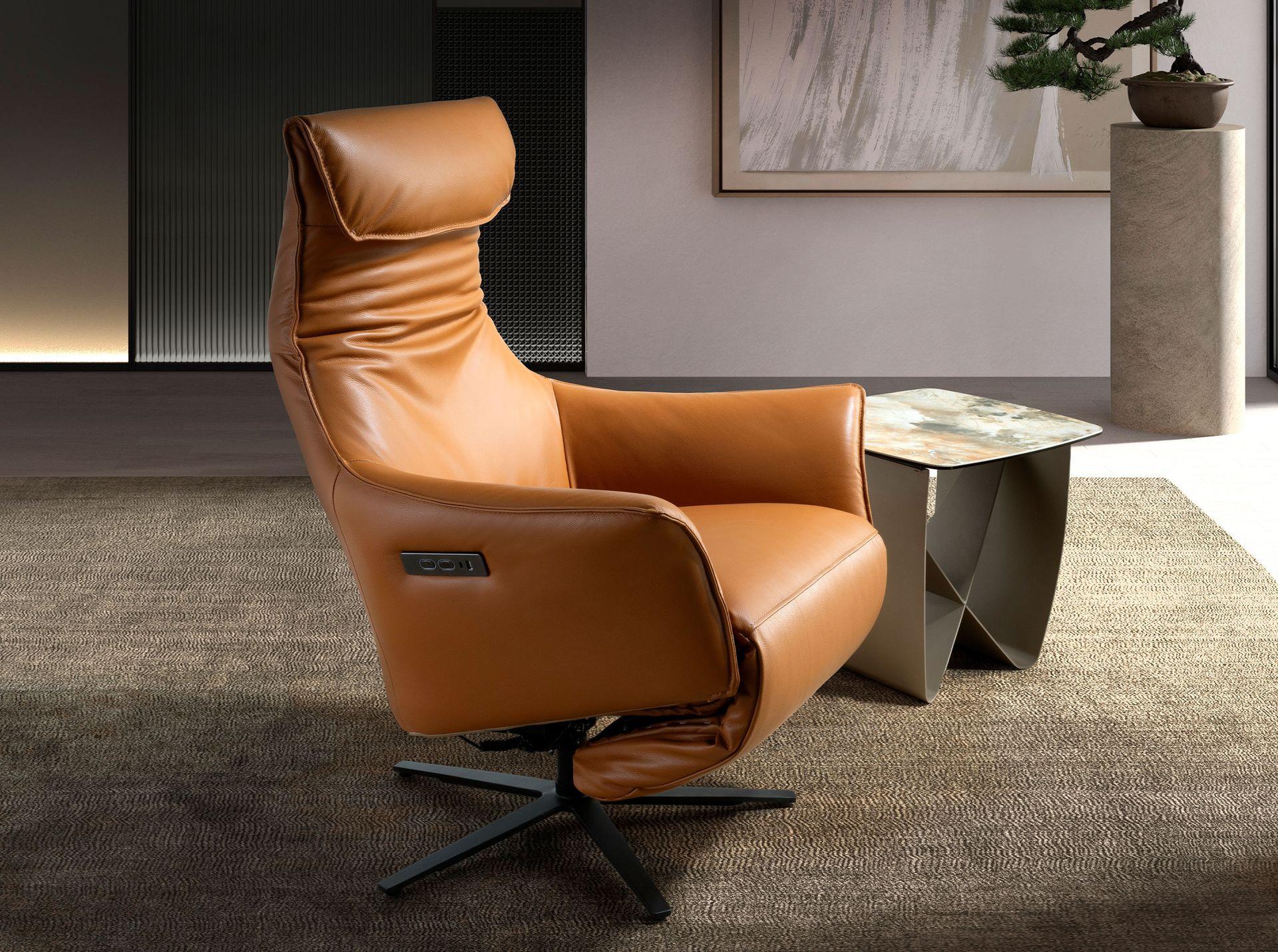 ANGEL CERDA Fauteuil pivotant en cuir brun  