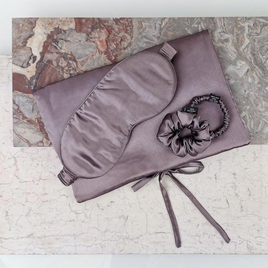 AILORIA  TRAVEL SET HAIR Tasche, Schlafmaske, Scrunchie S & Scrunchie M aus Seide 