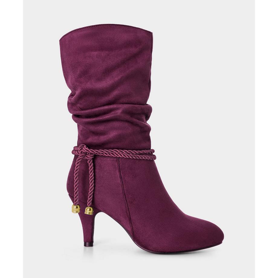 Locker geschnittene Stiefel mit Gürtel