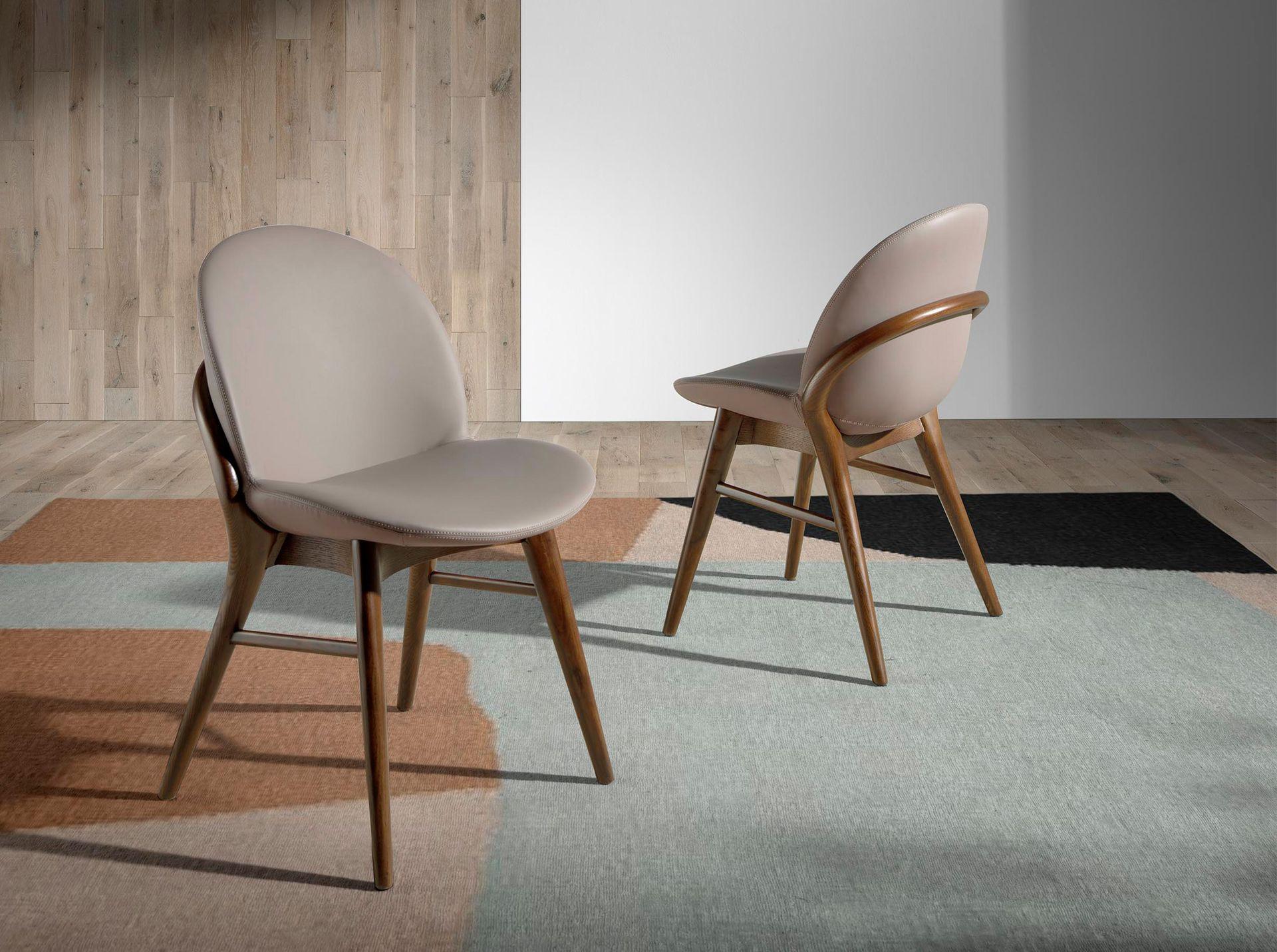 ANGEL CERDA Stuhl aus nerzfarbenem Ökoleder  