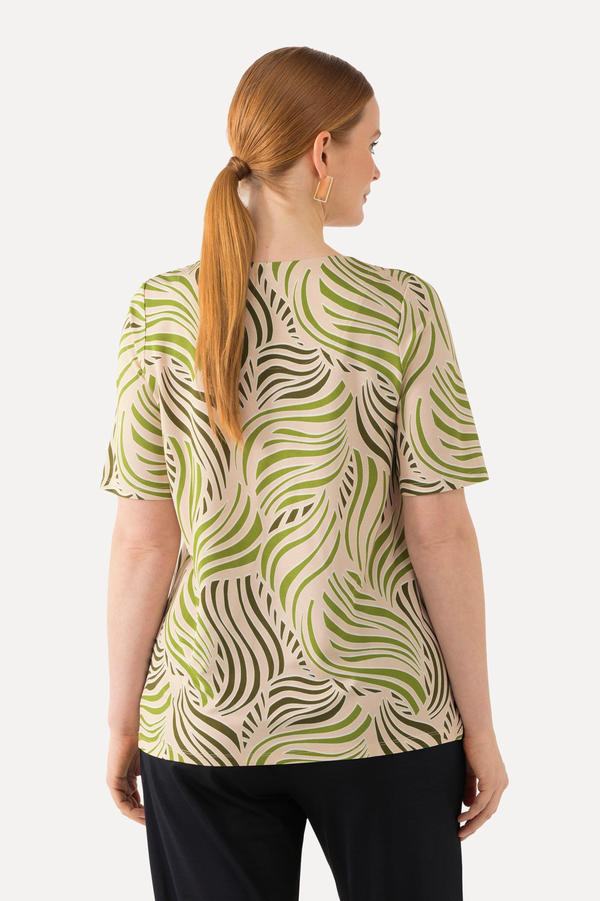 Ulla Popken  T-shirt slinky, au tombé fluide. Imprimé feuilles de palmier. Col en forme de coeur et manches courtes. 