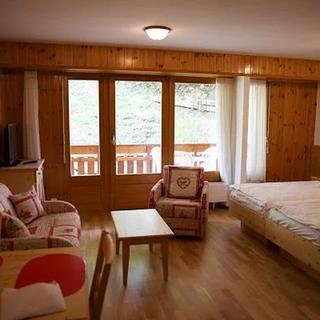 Geschenkidee  Séjour détente de 2 nuits aux Bains d'Ovronnaz en chambre supérieure nord (pour 2 personnes) 