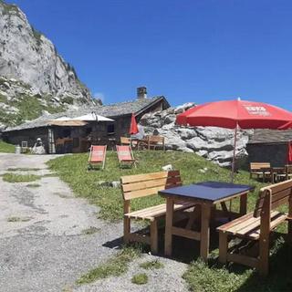 Geschenkidee  Allez-retour en télécabine/télésiège et apéro à la buvette du village d'Aï (pour 2 personnes) 