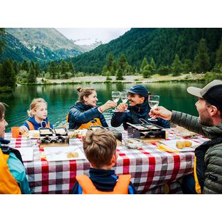 Smartbox  Raclette et vin en bateau de rafting en Engadine pour 4 personnes - Coffret Cadeau 