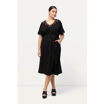 Robe oversize avec broderies. Décolleté en V et manches courtes.