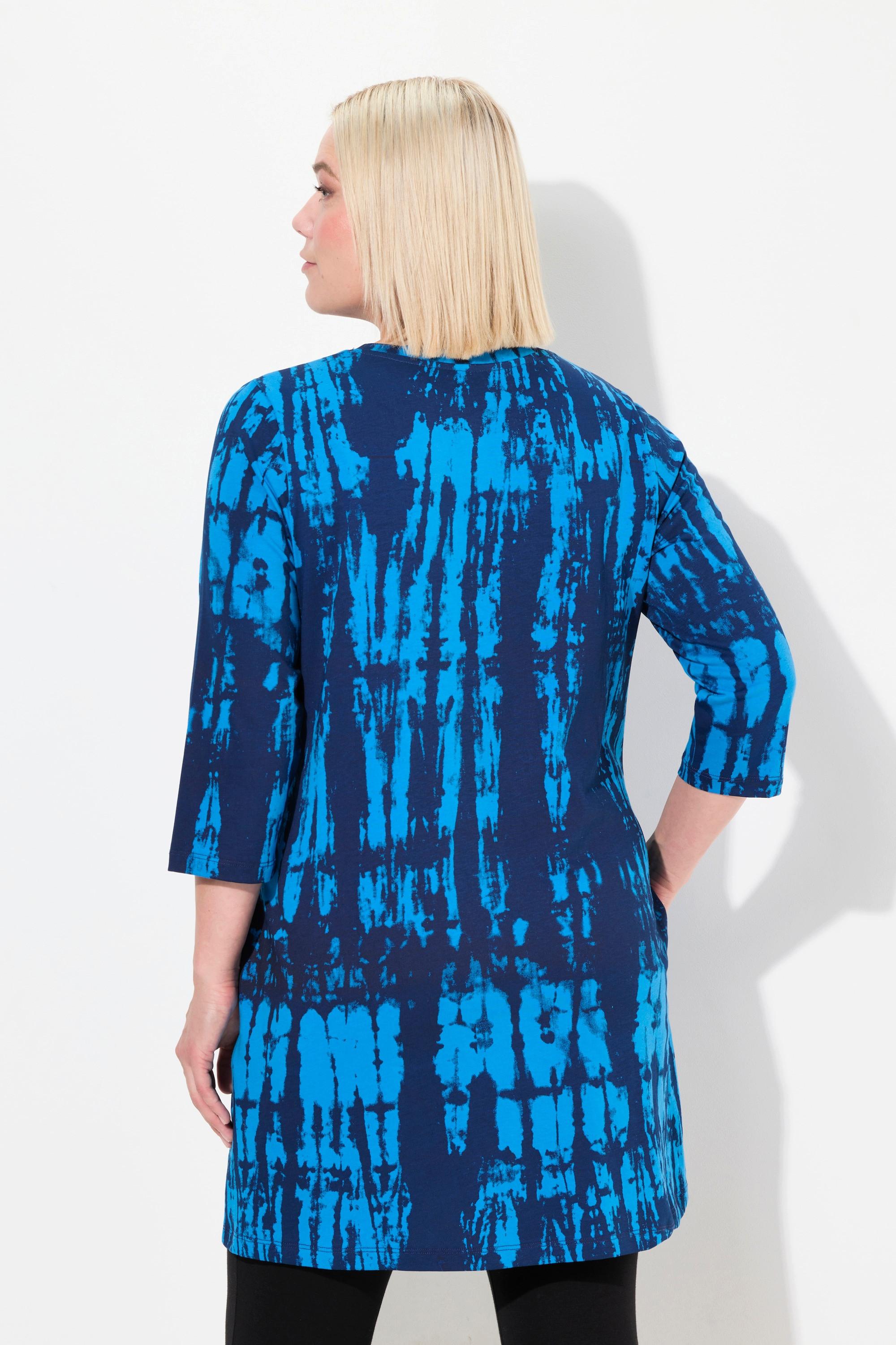 Ulla Popken  T-shirt long, col en V et manches 3/4. Ligne en A et motif batik. 