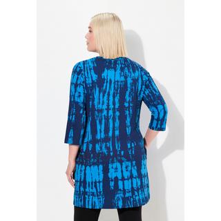 Ulla Popken  T-shirt long, col en V et manches 3/4. Ligne en A et motif batik. 