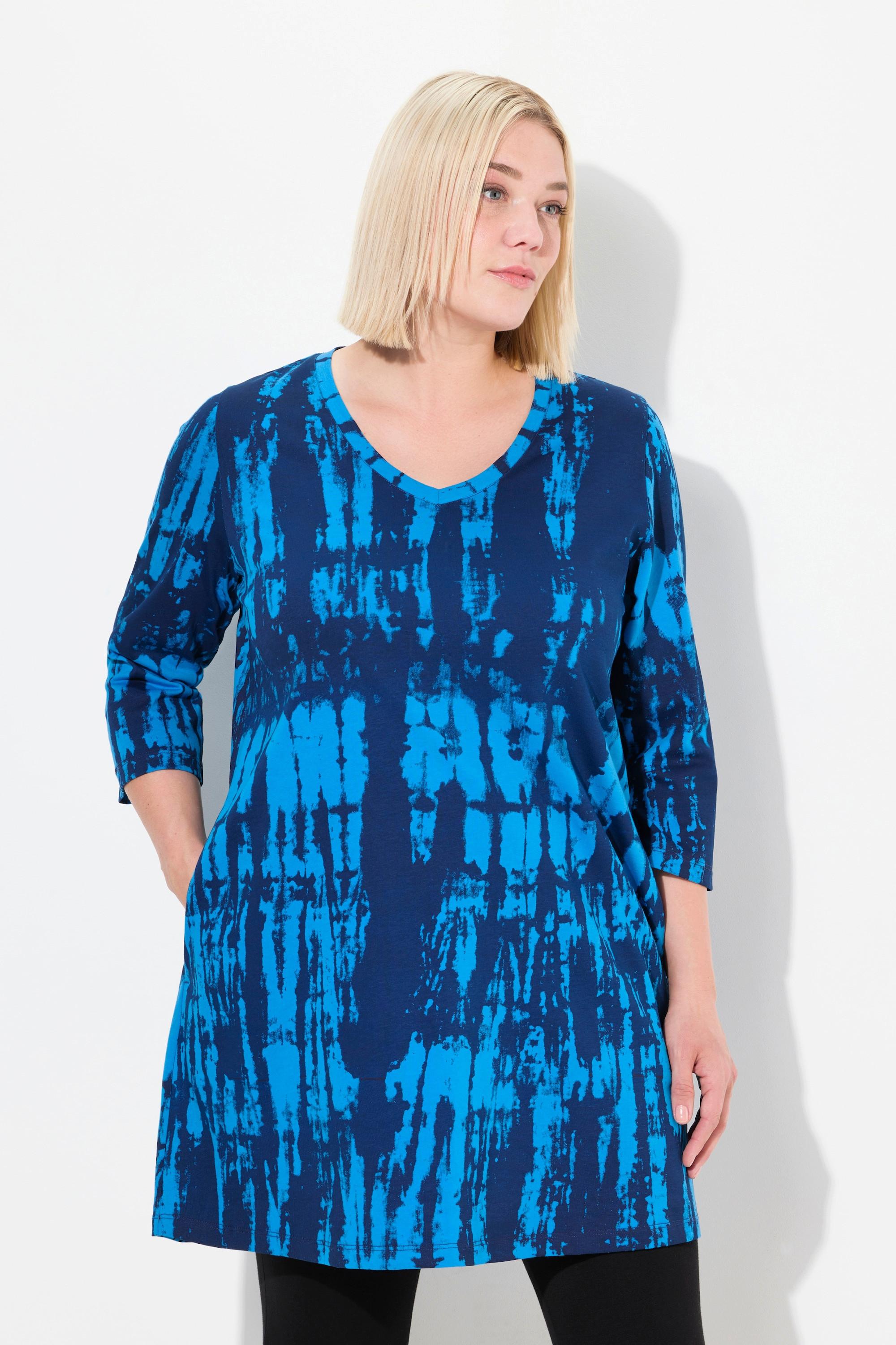 Ulla Popken  T-shirt long, col en V et manches 3/4. Ligne en A et motif batik. 