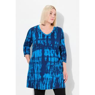 Ulla Popken  Maglia dal taglio lungo e svasato con stampa batik, scollo a V e maniche a 3/4 