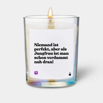 Duftkerze Woody Niemand ist perfekt, aber als Jungfrau ist man schon verdammt nah dran!