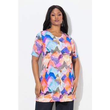 T-shirt long, tombé fluide. Col rond et manches courtes. Coupe évasée