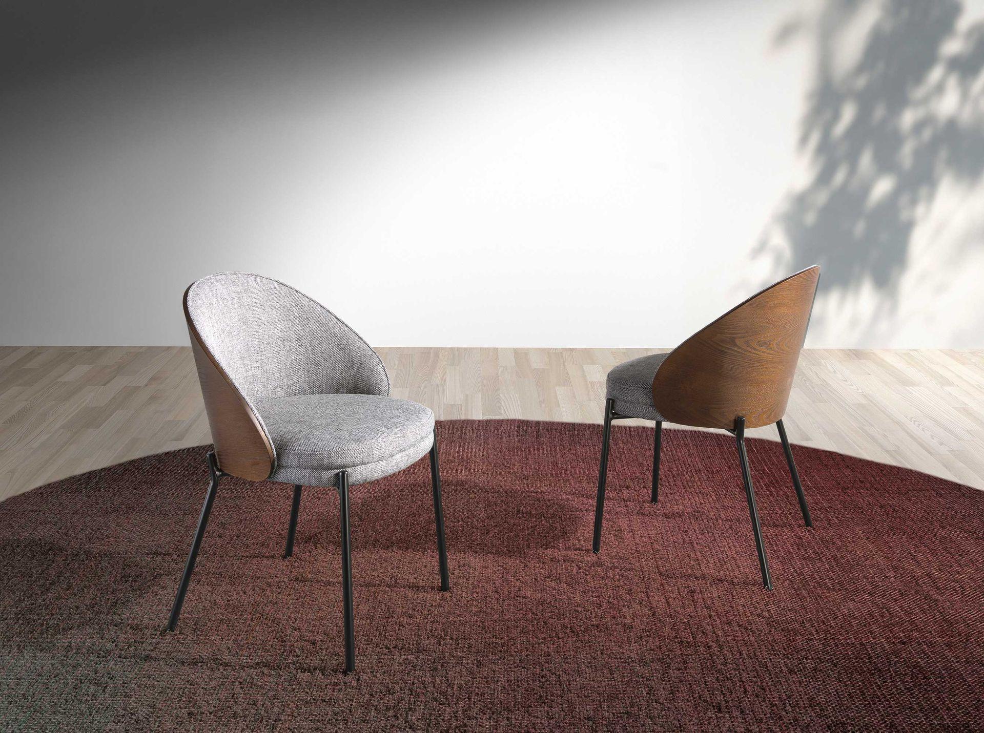 ANGEL CERDA Stuhl ausem Stoff und Nussbaumholz  