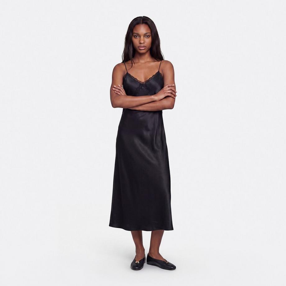 Robe longue en satin à fines bretelles et dentelle