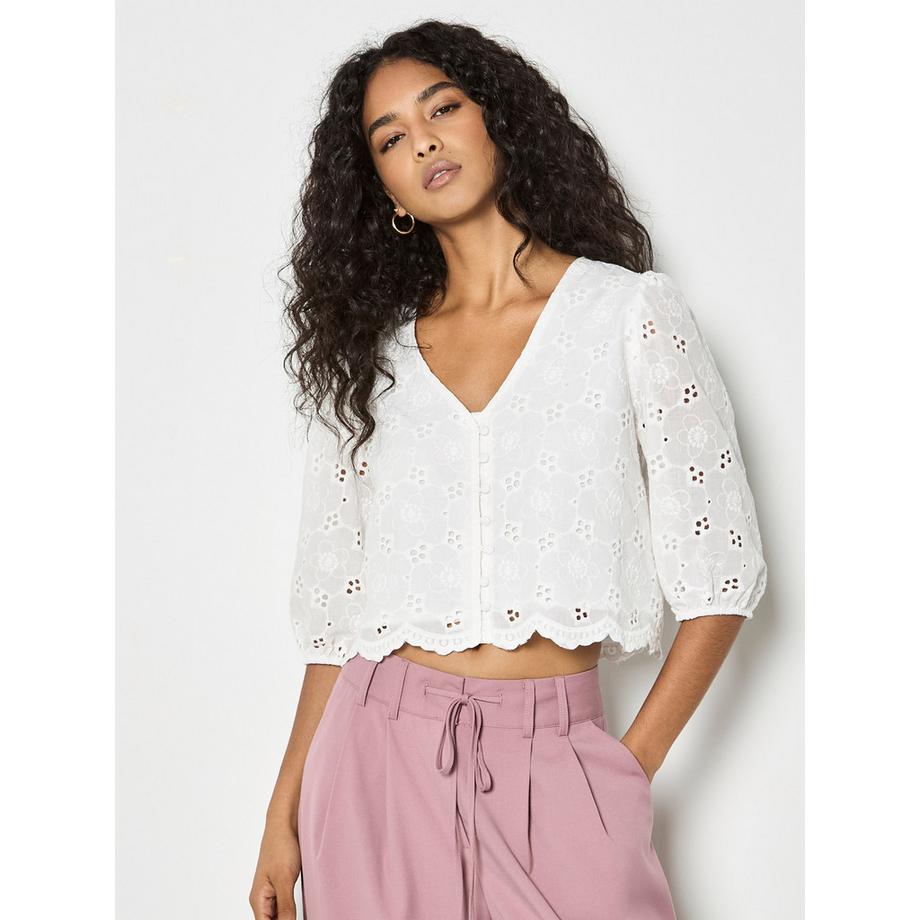 Top mit Gänseblümchen-Broderie-Anglaise-Knöpfen
