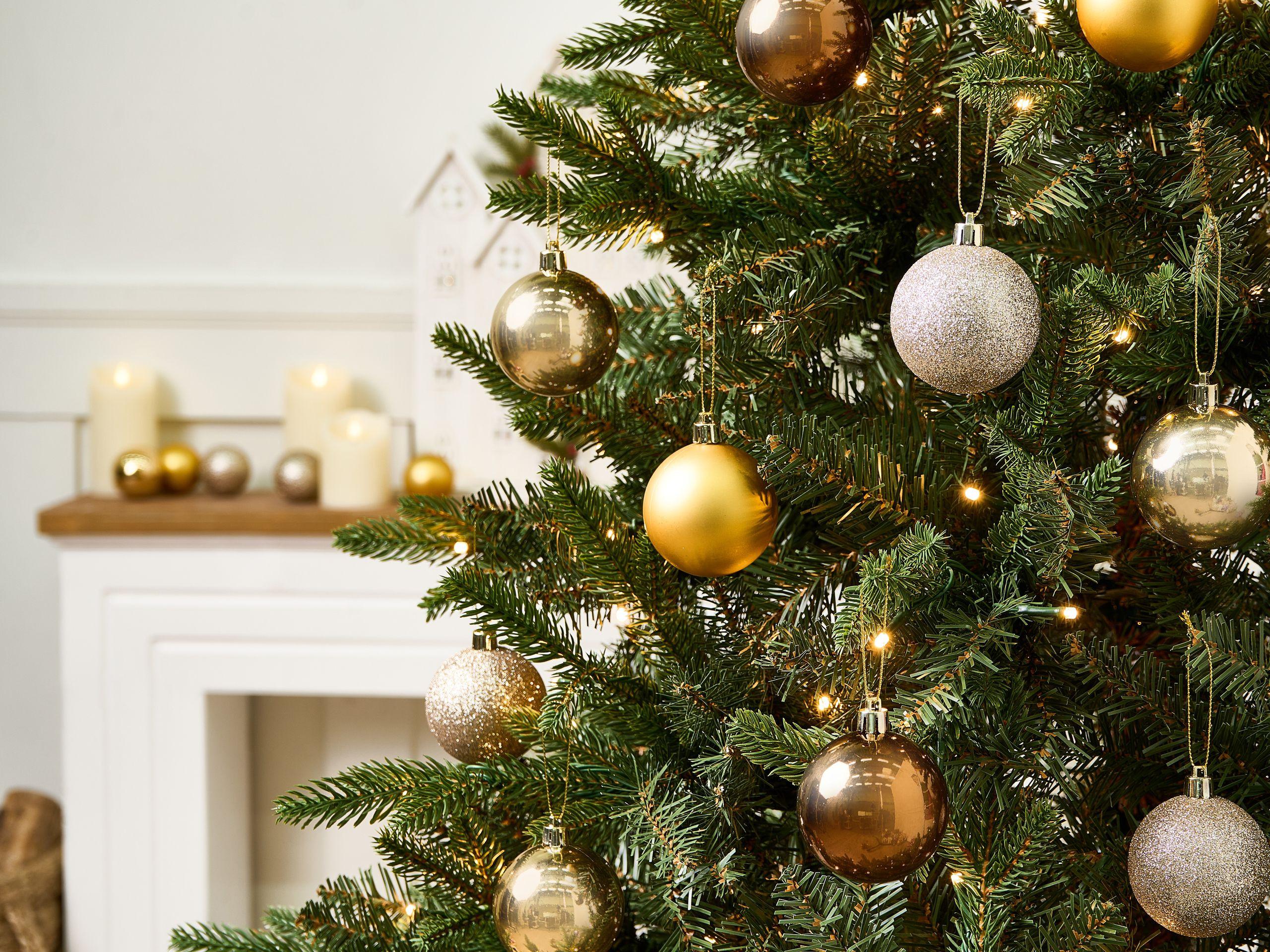 Beliani Weihnachtskugel 48er Set aus Kunststoff Klassisch KOLIMA  