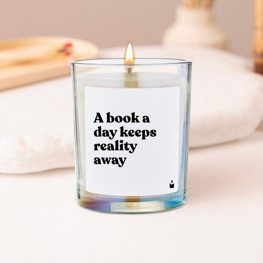 CandleHand Duftkerze Woody A book a day keeps reality away  