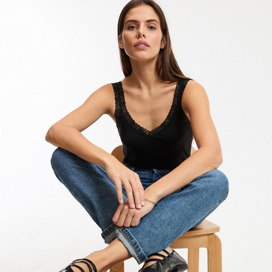 Top mit V-Ausschnitt und Spitzendetails