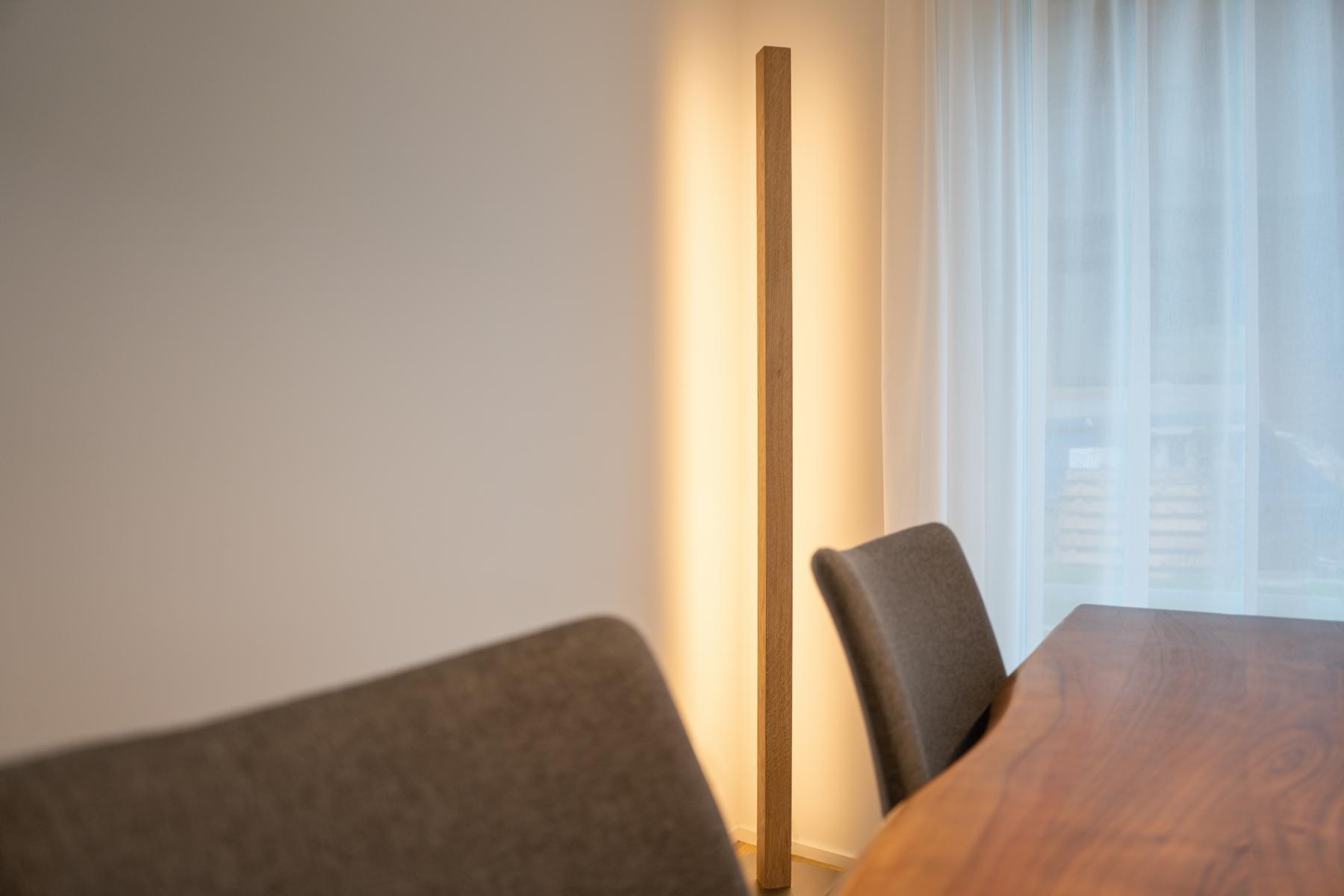 kln.swiss Stehlampe Columna - Eiche  