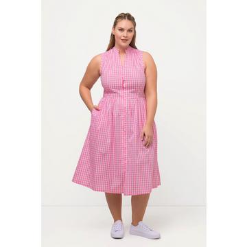 Robe sans manches, s'inspirant des tenues traditionnelles bavaroises. Décolleté en V. Imprimé à carreaux. Poches.