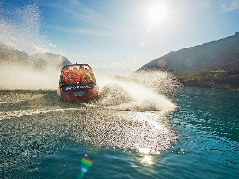 Smartbox  Divertimento outdoor a Interlaken: giro in Jet Boat per famiglie con briefing - Cofanetto regalo 