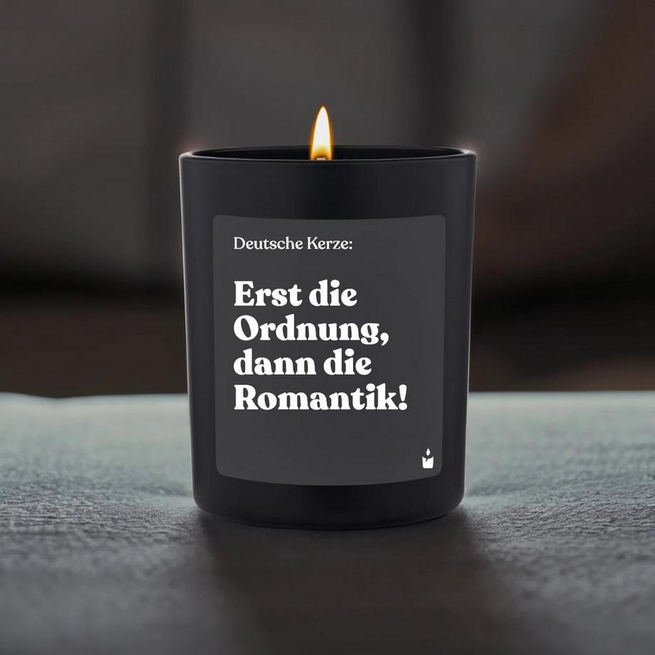 CandleHand Duftkerze Schwarz Woody Deutsche Kerze: Erst die Ordnung, dann die Romantik!  