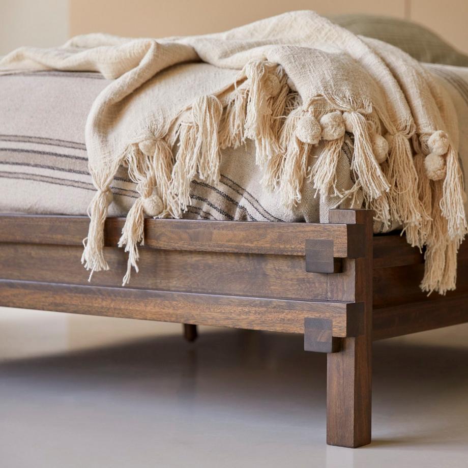 Tikamoon Bett aus massivem Mangoholz 160x200 cm Arko  