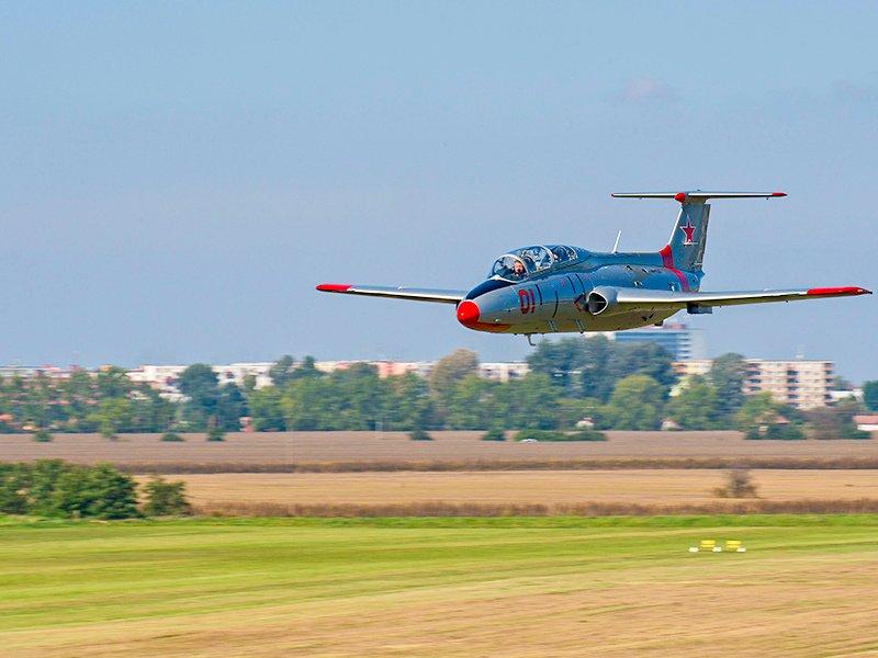 Smartbox  Emozionante volo in jet: 20 minuti su caccia L-29 Delfin in Slovacchia - Cofanetto regalo 