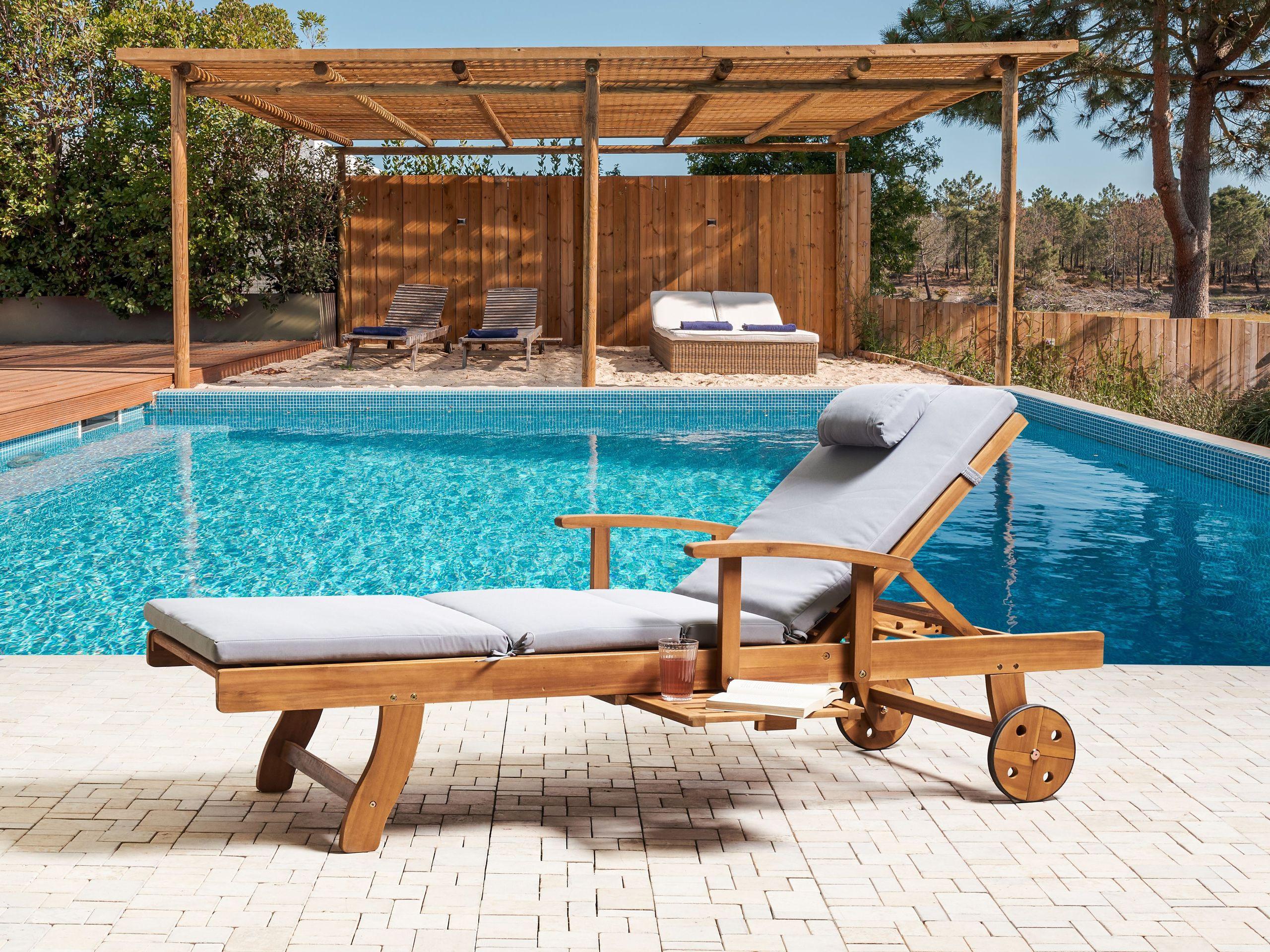 Beliani Transat avec coussin en Acacia Rustique JAVA PREMIUM  