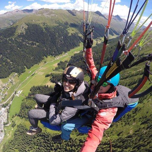 Geschenkidee  Gleitschirmfliegen halber Tag in Davos (1 Person) 