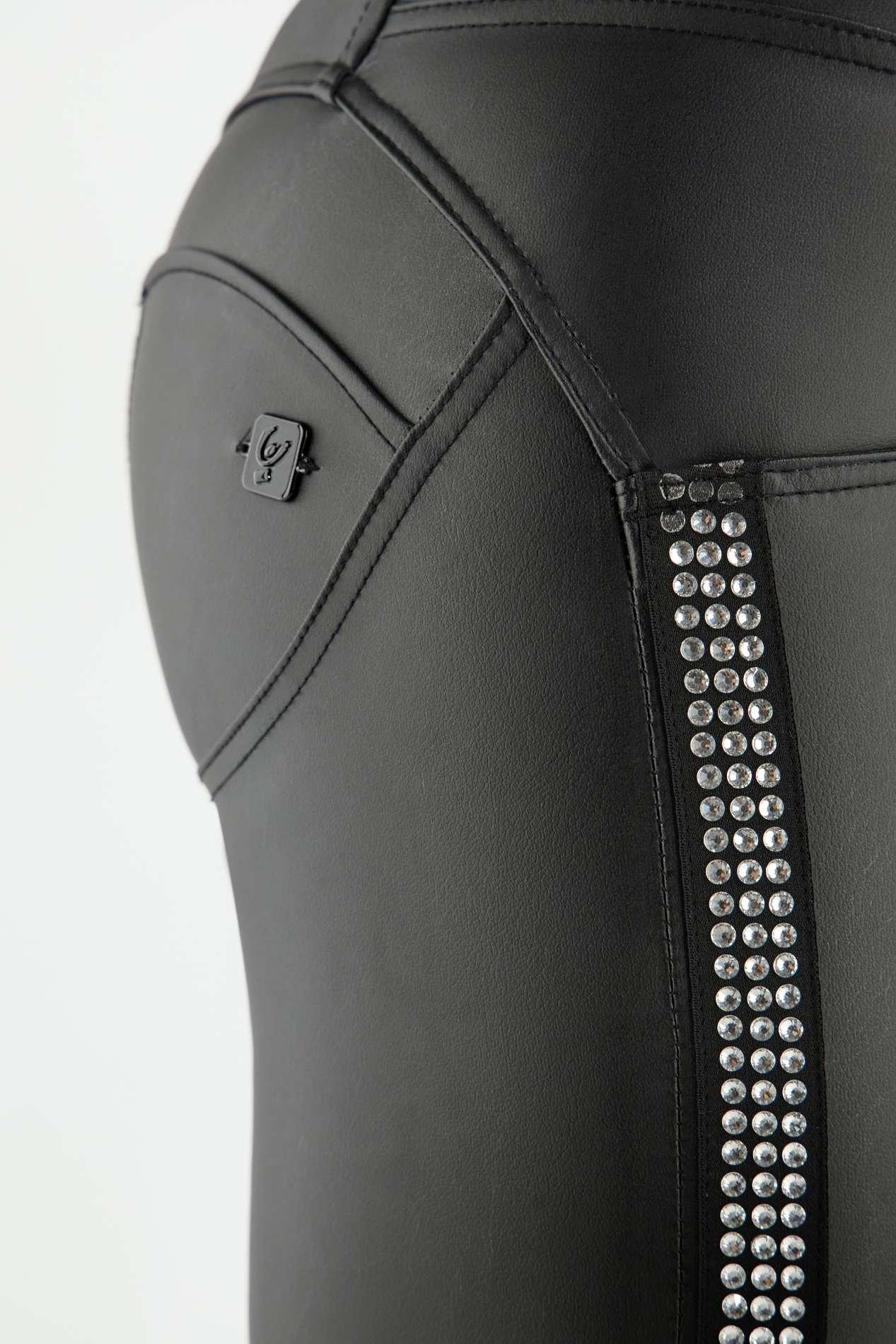 FREDDY  Pantalon galbant en faux cuir  WR.UP® avec bandes latérales en strass 