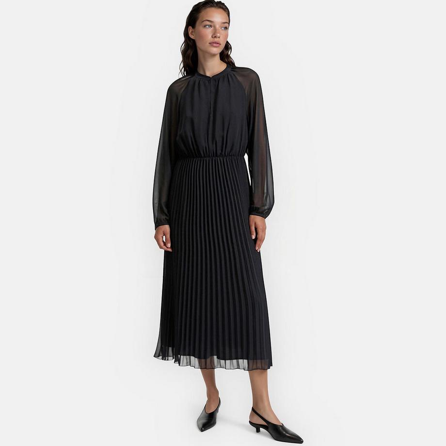 Robe longue plissée à manches longues et col rond