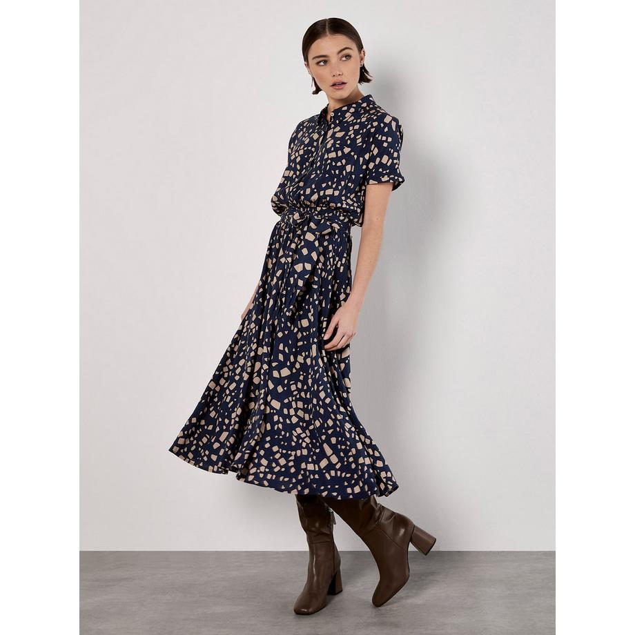 Midikleid mit verstreutem Karohemd