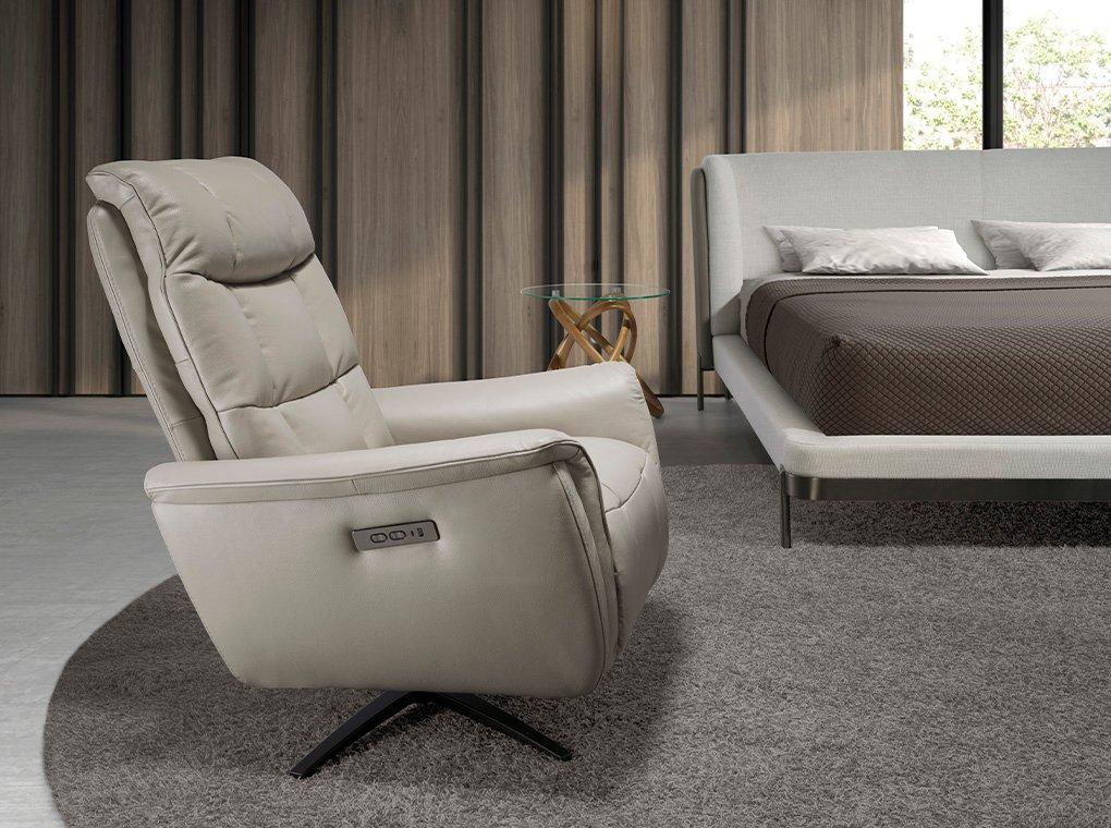 ANGEL CERDA Fauteuil pivotant en cuir gris  