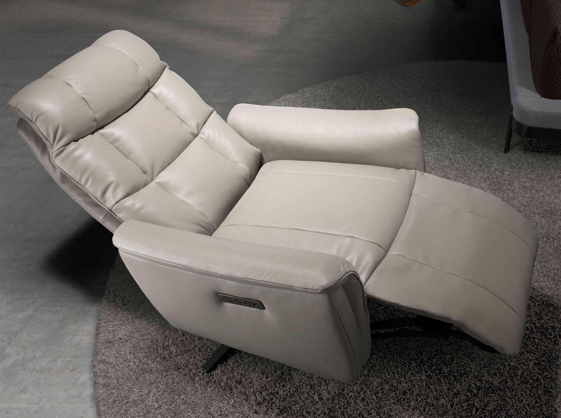 ANGEL CERDA Poltrona girevole in pelle grigia  