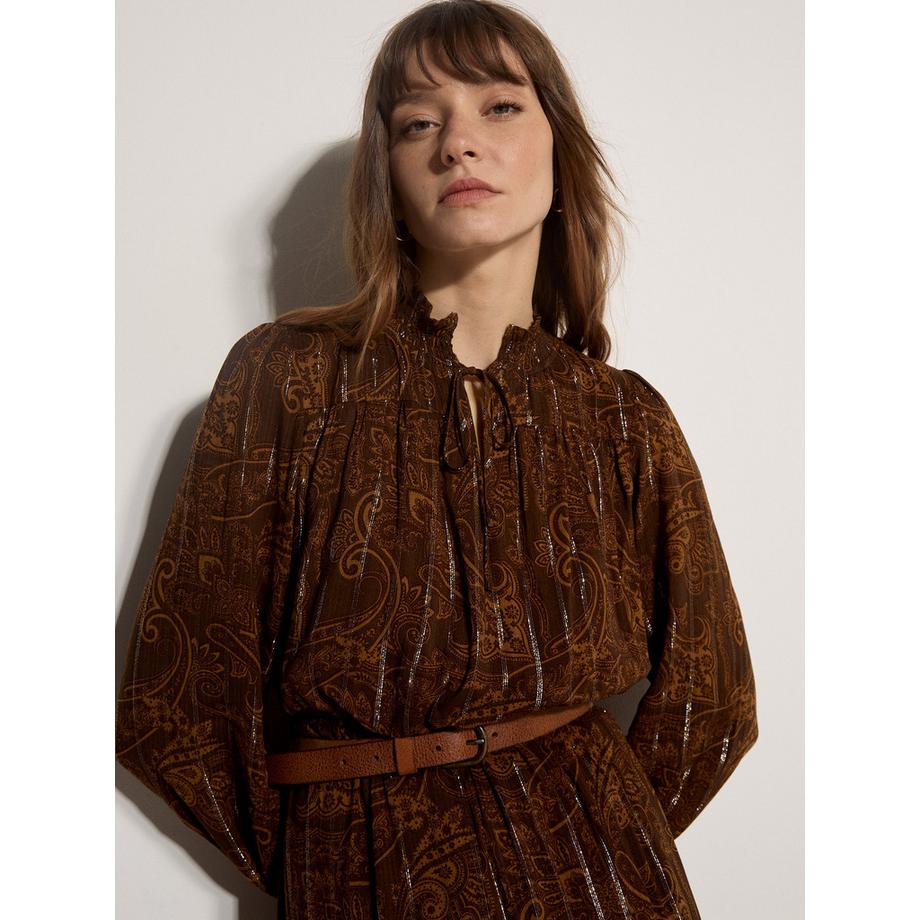 APRICOT Robe mi-longue à motif paisley brillant métallique et ourlet étagé  
