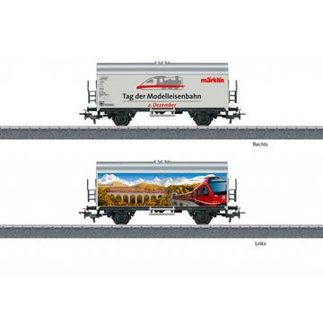      Vorbild:  Kühlwagen als Privatwagen in der Gestaltung zum Internationalen Tag der Modelleisenbahn am 2. Dezember.    Modell:  Beide Seiten sind unterschiedlich gestaltet. Mit Relex-Kupplungen. Länge über Puffer 11,5 cm. Gleichstromradsatz E700580.