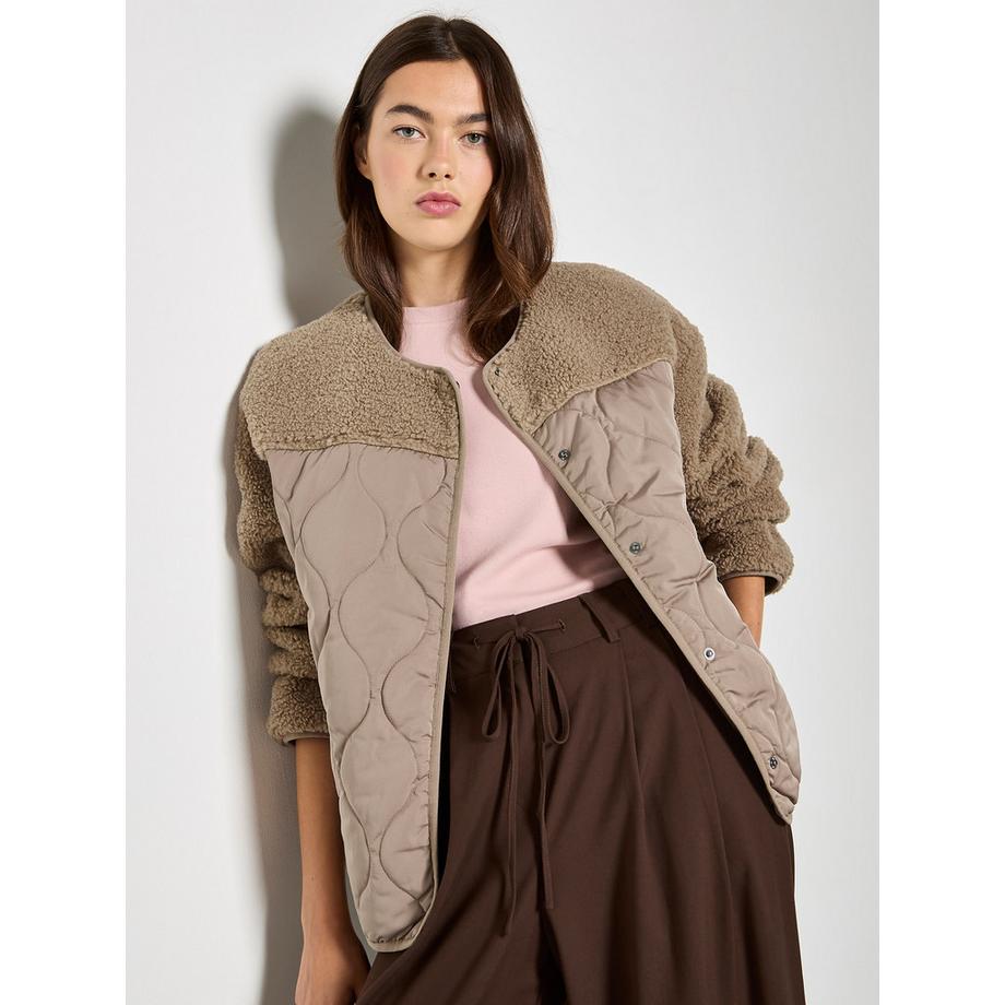 Kontrastfarbene Borg-Steppjacke