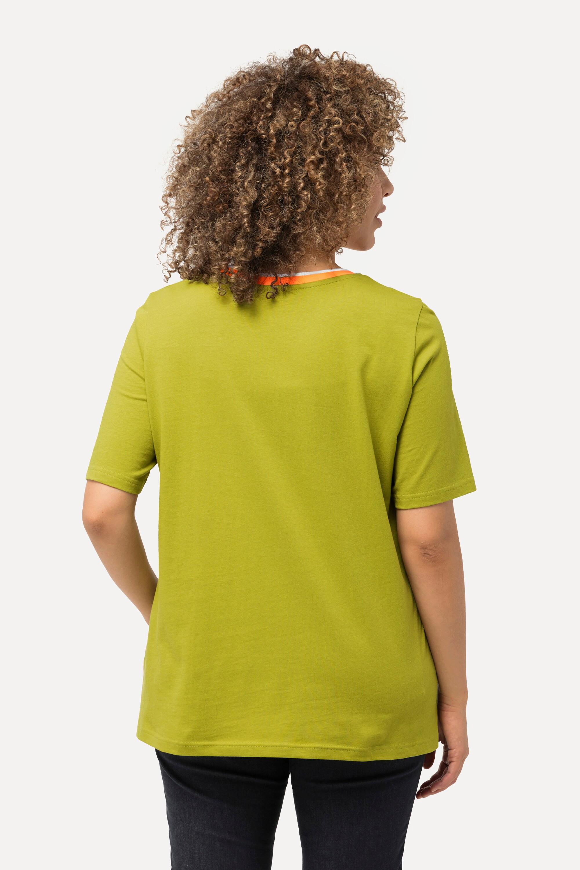 Ulla Popken  T-shirt à manches courtes et décolleté en V. Bordure avec rayures. Silhouette en A évasée. 