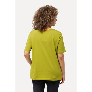 Ulla Popken  T-shirt à manches courtes et décolleté en V. Bordure avec rayures. Silhouette en A évasée. 